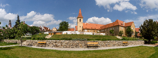 Panoramatický pohled na zahradu a klášter